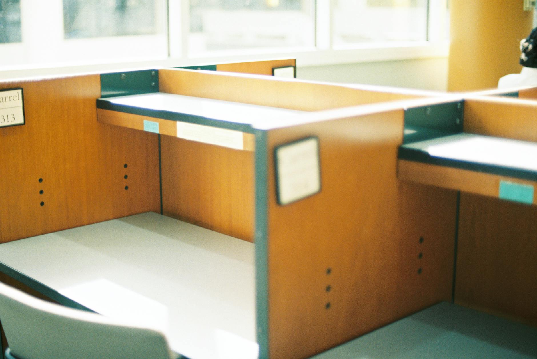 Moderne Büroeinrichtung aus Holz